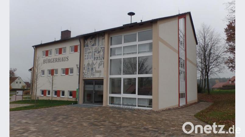 Auch wenn die Kommune in den beiden vergangenen Jahren rund 8000 Euro zum Unterhalt des Bürgerhauses besteuern musste, ist dies für Bürgermeister Gerhard Löckler kein Anlass zur Unzufriedenheit. Die Belegung könnte allerdings noch verbessert werden. Bild: br