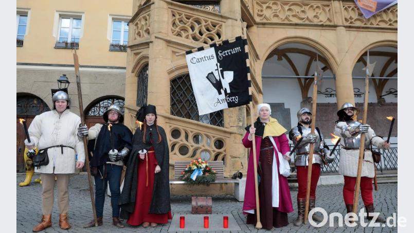 Cantus Ferrum erinnert an Amberger Aufstand v. 1454 bei Gedenktafel im Boden vor dem Rathaus Bild: Wolfgang Steinbacher