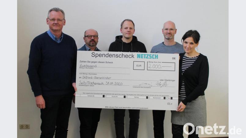 Die Geschäftsleitung der Firma Netzsch spendet 2000 Euro an die Stiftland-Sternenkinder. Werksleiter in Tirschenreuth Robert Meißner (von links) mit stellvertretendem Werksleiter Martin Werner, René Körner vom Betriebsrat sowie Michael Mickisch und Beatrix Kempf vom Verein Stiftland-Sternenkinder. Bild: sfo