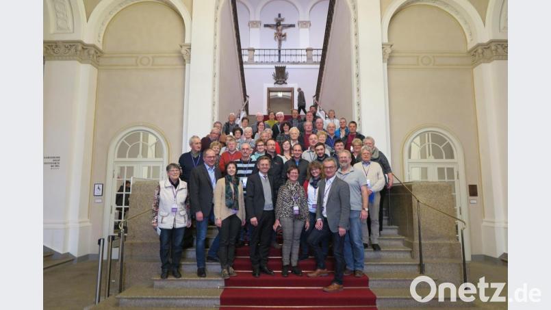 Auf der großen Treppe im Maximilianeum verabschiedete sich Landtagsabgeordneter Tobias Reiß (vorne, Vierter von rechts) von den Besuchen aus seinem Wahlkreis. Roman Schäffler (Vorne, Zweiter von links) organisierte die Fahrt. Bild: jzk