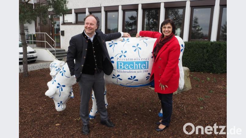 Die Europaabgeordnete der Freien Wähler, Ulrike Müller, traf beim Besuch der Schwarzenfelder Milchwerke mit Geschäftsführer René Guhl auf einen Gesprächspartner, der die Landwirte in Schutz nahm und für ihre Interessen eintrat. Bild: bl