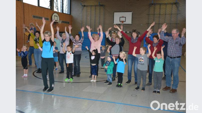 Die Hände nach oben und noch viel mehr: TSV-Vorsitzende und Übungsleiterin Doris Reiß studierte mit den Kindern und ihren Großeltern einen gemeinsamen Tanz ein. Bild: jr