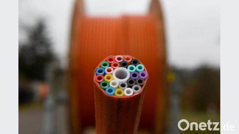 Leerrohre, in die später Glasfaserkabel geblasen werden, sind auf einer Baustelle zu sehen. Auch ein Anwesen im Leonberger Gemeindeteil Altenhammer wird nun an den Breitbandanschluss angeschlossen. Bild: Carsten Rehder/dpa