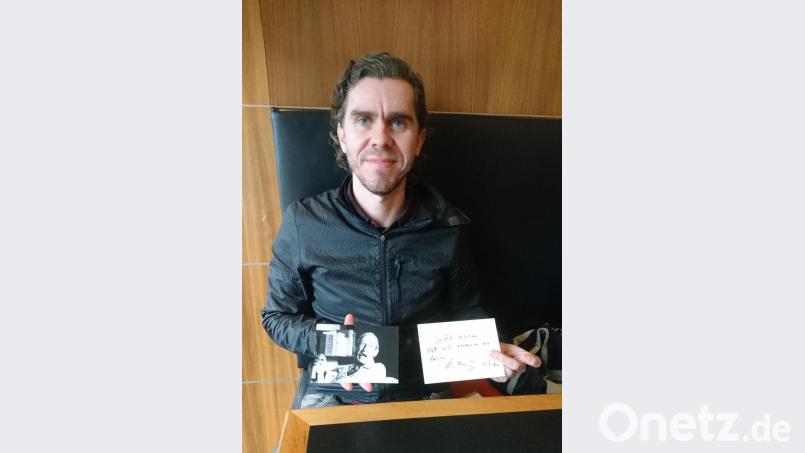 Stefan Mühleisen mit einem Autogramm seines Vorbildes Philipp Rosenthal, welches er mit auf den Kilimandscharo nimmt Bild: tka