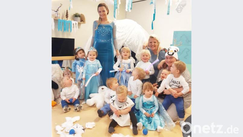 Hoher Besuch in der städtischen Kinderkrippe: Elsa, Prinzessin des Königreichs Arendelle (stehend), besuchte die Kleinsten beim Eiskönigin-Fest. Mit auf dem Bild (Zweite von links) Erzieherin Kerstin Reintsch. Bild: njn