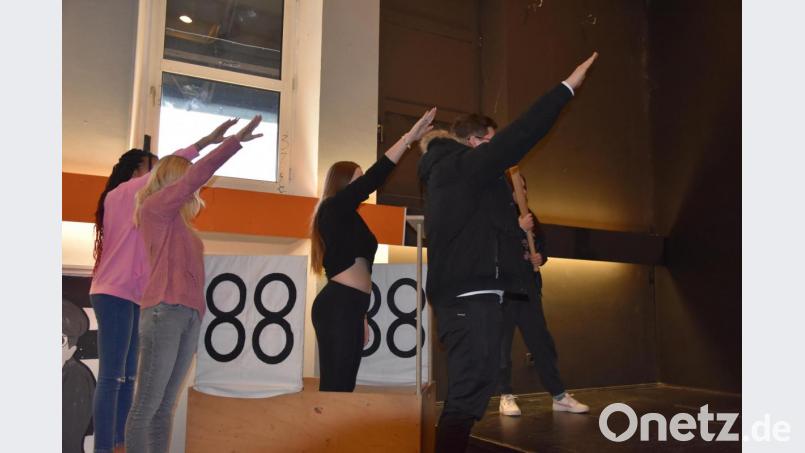 In einem aufrüttelnden Theaterstück spielen Jugendliche der Wirtschaftsschule Szenen aus der rechtsextremen Szene nach. Der Leiter des Projekts verbietet, dass ihre Gesichter gezeigt werden. Er hat Angst vor Anfeindungen. Bild: Beate-Josefine Luber