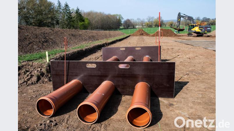 Rohre für Erdkabel liegen auf rund 2500 Quadratmeter großen Testfeld. Bild: Swen Pförtner