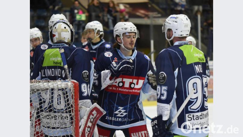 Verteidiger Filip Hadamczik (Mitte, nach dem 5:2-Sieg gegen Rosenheim) hatte einen guten Einstand bei den Blue Devils. Am Wochenende treffen die Weidener zweimal auf den EV Lindau. Bild: gb