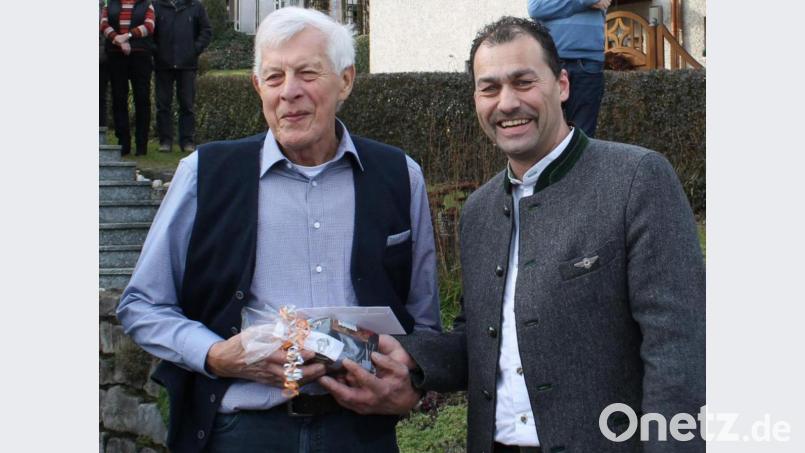 Der ehemalige Realschulrektor Walter Schraml (links) freut sich über die Geburtstagsglückwünsche des aktuellen Schulleiters Martin Zimmermann. Bild: ihc