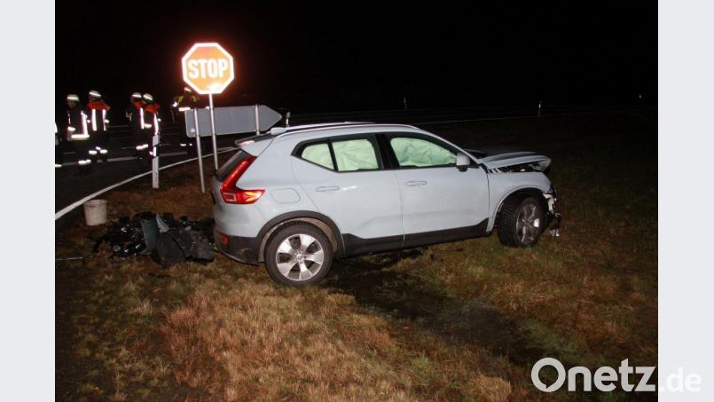 Auf der Bundesstraße 299 bei Reuth bei Erbendorf kam es am Donnerstagabend zu einem Unfall. An den beiden beteiligten Autos entstand Totalschaden. Bild: wro