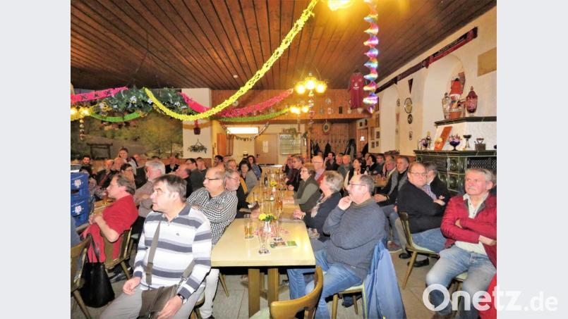 Kein Platz mehr frei im "Bayerischen Hof": Das Interesse an dem Vortrag über den Wolf war sehr groß. Besonders die Jäger und Landwirte waren mehr als zahlreich vertreten. Bild: ubb