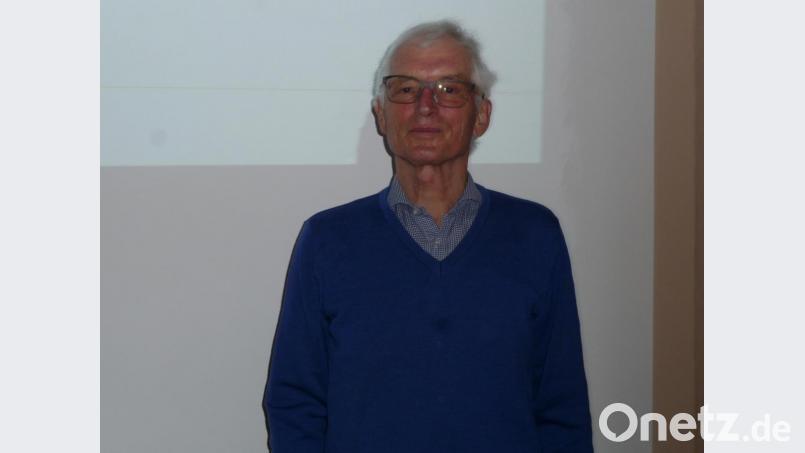 Mit Engagement und Herzblut helfen: Die Amberger Tafel stellt Vorsitzender Bernhard Saurenbach in der Berufsschule und der Berufsfachschule für Altenpflege vor. Bild: bba
