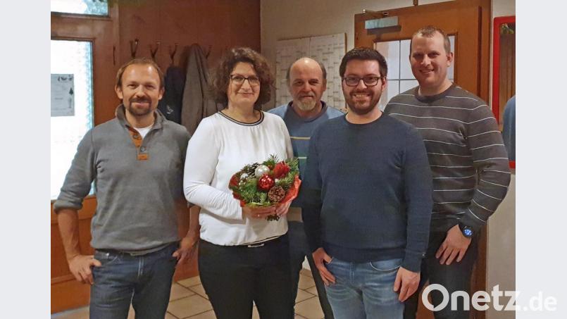 Nach mehr als 20 Jahren verabschiedet sich Christine Reis aus dem Leistungssport, doch sie bleibt dem Verein im Gesellschaftsbereich treu. Die erste Mannschaft überreichte ihr zum Abschied ein kleines Präsent, verbunden mit einem Dankeschön für die langjährige Unterstützung. Unser Bild zeigt von links Mannschaftsführer Christian Liebl, Christine Reis sowie ihre Mannschaftskollegen Josef Kurzwart, Patrick Tischler und Andreas Krös. Bild: wee