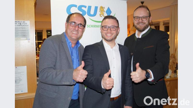 "Daumen hoch" für die CSU in der Gemeinde Schirmitz und im Landkreis. Von links: Vorsitzender Markus Dobmeier, Bürgermeister Ernst Lenk und Landrat Andreas Meier zeigen Ziele und Kandidaten für die Wahl am 15. März. Bild: du