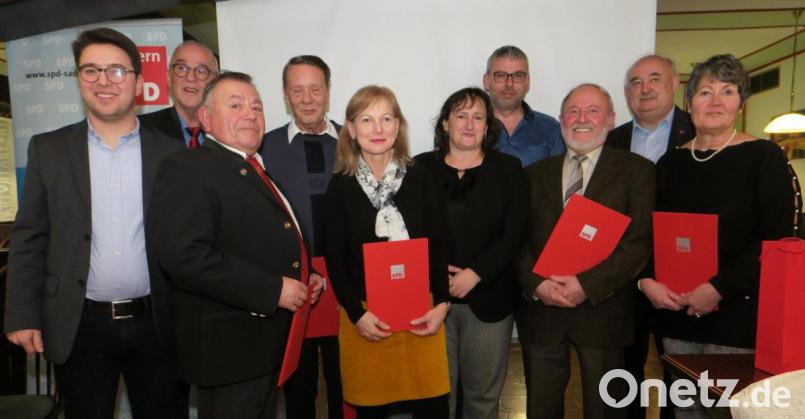 Der SPD-Ortsverein Wackersdorf feierte das 100-jährige Bestehen und ehrte dabei langjährige Mitglieder. Bild: Hirsch