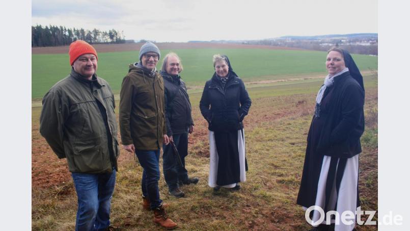 Bei einem Ortstermin ging es um die Ausweisung der geplanten Erlebnisinseln über dem Wondrebtal. Von links Norbert Zintl (Leiter des Forstbetriebs Waldsassen), Bürgermeister Bernd Sommer, Projektkoordinator Harald Hertel, Äbtissin Laetitia Fech und Sr. Sophia Schlembach. Bild: exb