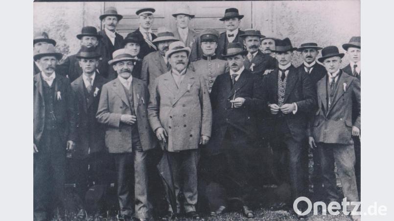 Die Aktiven des Männergesangvereins stellen sich am 19. Juli 1914 beim Waldfest auf dem Fahrenberg vor der Wallfahrtskirche dem Fotografen. Bild: exb
