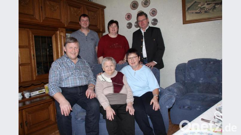 Bürgermeister Martin Prey (hinten, rechts) gratulierte Margareta Fuchs im Namen der Gemeinde. Mit auf dem Bild sind auch (von links) Sohn Martin, Enkel Michael, Schwiegertochter Agnes und Tochter Zenzi. Bild: frd