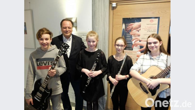 Musikschulleiter Erwin Jahreis freut sich mit den erfolgreichen Marktredwitzer Wettbewerbsteilnehmern. Im Bild (von links) Lorenz Simon, Musikschulleiter Erwin Jahreis, Anna Haberkorn, Miriam Weyer und Annika Teubner. Bild: Musikschule Marktredwitz/exb