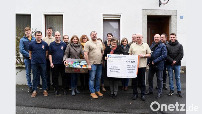 Vereine und Bürger haben die stattliche Summe von 4800 Euro gesammelt und den Scheck an Dr.Annemarie Schraml übergeben. Zudem wurden Decken, Socken und Mützen gespendet. Bild: gbj