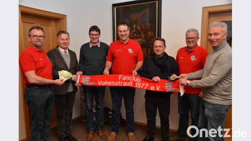 Einen freudigen Anlass gab es im Pfarrhof als die Vertreter des FC-Bayern-Fanclubs eintrafen und jeweils 500 Euro für die Kindergarteneinrichtungen beider Konfessionen überreichten. Von links nach rechts: Kassier Stefan Schäftner, Stadtpfarrer Dieter Schinke, Hilfsvereinsvorsitzender Uli Münchmeier, FCB-Fanclub-Vorsitzender Josef Maier, Dekan Alexander Hösl, Schriftführer Helmut Sturm und Vorstandsmitglied Frank Matychowiak. Bild: dob