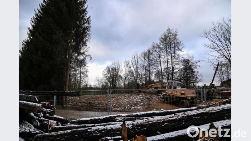 Die Plärnmühle wurde in der vergangenen Woche abgerissen. Ein Bagger steht nun auf Bauschutt, wo die ehemalige Mühle stand. Vor dem Gebäude liegen die verkohlten Balken. Bild: Roland Wellenhoefer
