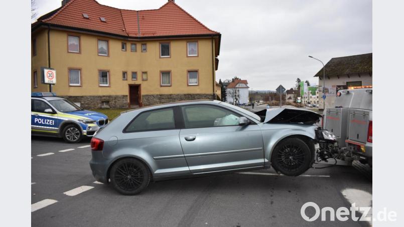 Ein Audi wird auf der Mitterteicher Straße abgeschleppt. Das Auto hat einen Totalschaden nach einem Unfall. Bild: lue