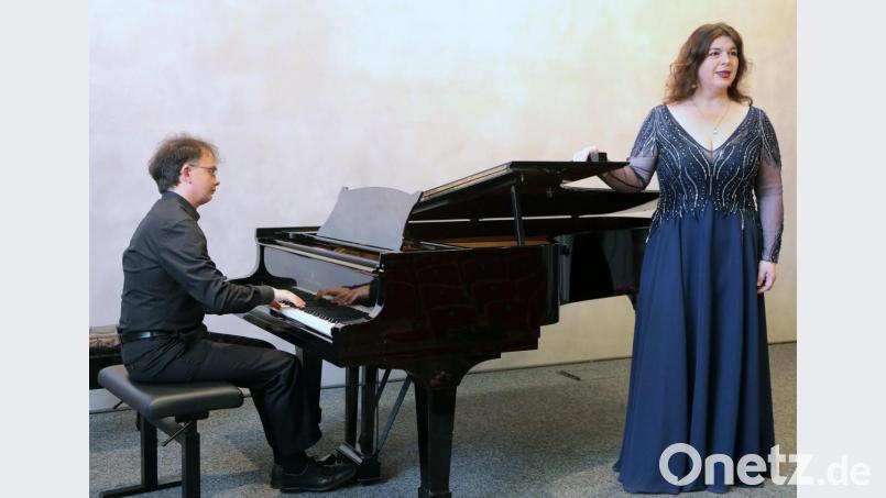 Mezzo-Sopran Christa Mayer hatte ein umjubeltes Gastspiel in ihrer Heimatstadt. Begleitet wurde sie dabei am Klavier von Stefan Wolitz. Bild: Wolfgang Steinbacher