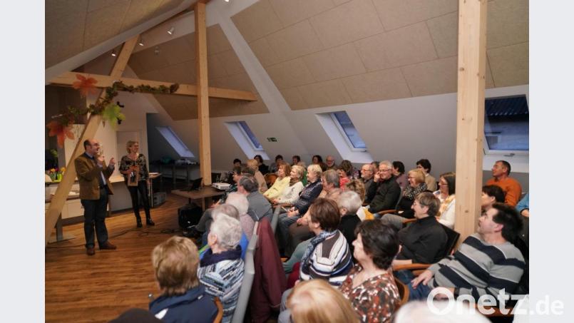 Prof. Robert Schwinger (stehend links) und NEUN2727-Koordinatorin Doris Völkl beim Vortrag im Waldthurner Gesundheitszentrum. Bild: fvo