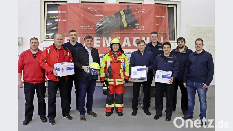 Bürgermeister Edgar Knobloch nimmt von den Grafenwöhrer Feuerwehrvereinen die neuen Schutzhelme entgegen. Bild: jma