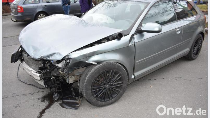 Am Donnerstag krachte in Tirschenreuth ein Audi beim Abbiegen frontal mit einem Toyota zusammen. Bild: lue