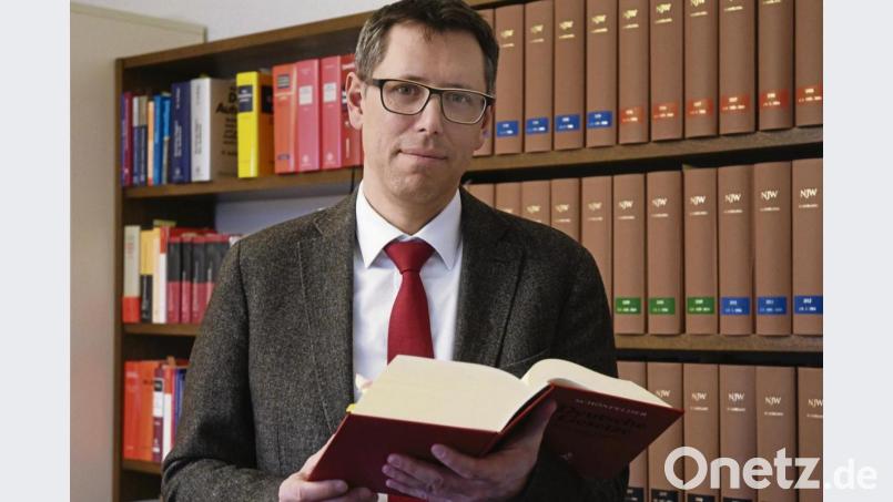 Rechtsanwalt Matthias Beck kümmert sich um das Inkasso für viele Privatpersonen und kleine Unternehmen. Dabei arbeitet er mit Gesetzbüchern und nie mit Baseballschlägern. Bild: Würth, Wolfgang