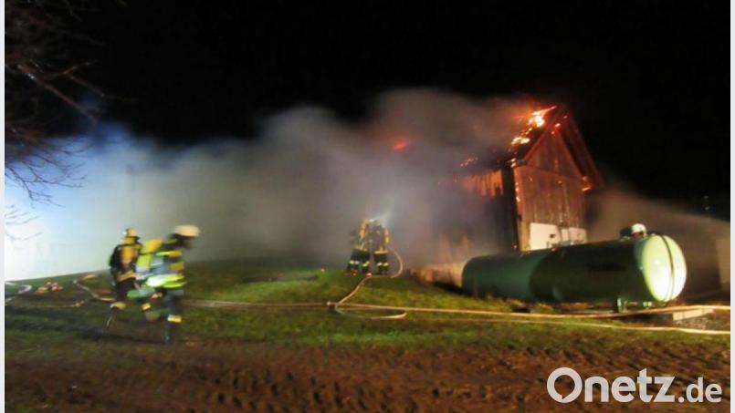 Die Anlage hätte auch explodieren können: Sieben Feuerwehren waren am Dienstag beim Brand einer Biogasanlage bei Fuchsberg im Einsatz. Bild: exb/Polizei