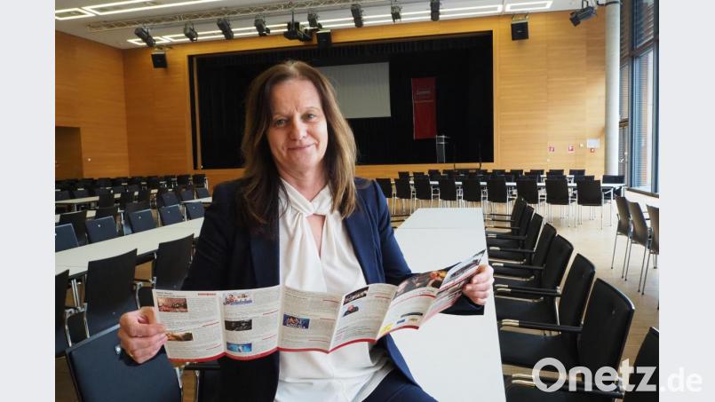 Veranstaltungsmanagerin Rosa Schafbauer weiß, was Promis wünschen. Seit 2012 sorgte sie dafür, dass die Schwarzachtalhalle einen guten Ruf genießt und ein ausgewogenes Programm bietet. Bild: bl