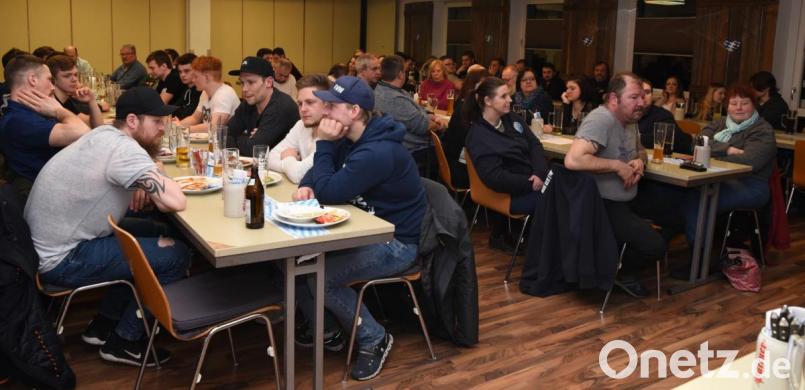 Beim Fanstammtisch der Blue Devils Weiden im Sportheim „D’Wirtschaft“ in Altenstadt/Waldnaab informierten die Verantwortlichen über die Situation beim Eishockey-Oberligisten. Bild: gb