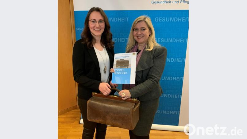 Gesundheitsministerin Melanie Huml (rechts) holt für Paula Herrmann eine mit 600 Euro monatlich dosierte Finanzspritze in Form eines Landarzt-Stipendiums aus dem Retro-Doktorenkoffer. Bild: Bild: exb/StMGP