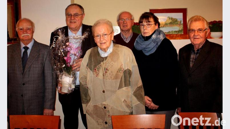 Sieglinde Nordgauer (vorne) ist neue Ehrenvorsitzende, Lothar Höher ist neuer Vorsitzender. Bild: R. Kreuzer