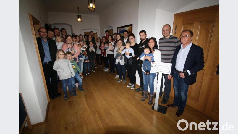 Um 15 Kinder hat sich die Pressather Bevölkerung im zweiten Halbjahr 2019 verjüngt. Jedem von ihnen legen Bürgermeister Werner Walberer (rechts) und sein &quot;Vize&quot; Max Schwärzer (links) 100 Euro &quot;Begrüßungsgeld&quot; in die Wiege. Bild: bjp