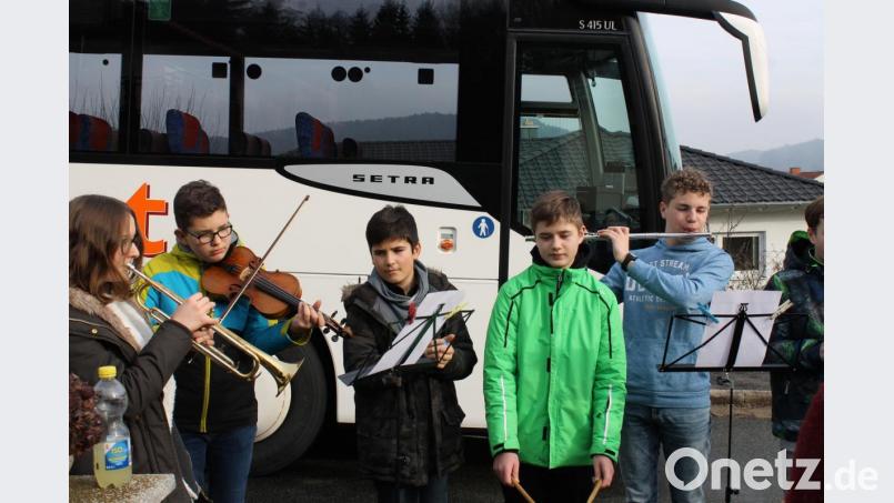 Gekonnt spielt die Bläsergruppe der Walter-Höllerer-Realschule „Happy Birthday to you!“ Bild: lhc