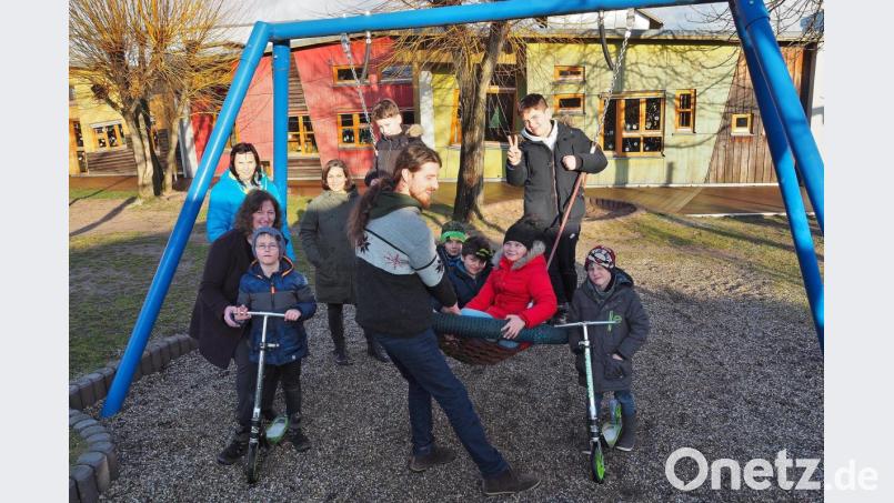 Erzieher Kevin Postic zieht den Kinderkorb, alle sind begeistert. Mit dabei im Hintergrund die Organisatorinnen des Boys&#039; Day Karin Hartung, Monika Langner und Tamara Prause. Bild: Bühner