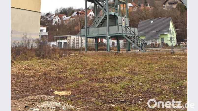 Auf dem Gelände im Vordergrund verläuft ein Teil des neuen Wegs. Im Hintergrund die Basis des Förderturmes. Bild: ANDREAS ROYER