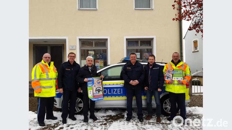 Die Verantwortlichen des Kreisjugendringes Neustadt/WN, Rupert Seitz (Dritter von links) und Martin Neumann (Zweiter von rechts) besprechen mit Vertretern der Polizeiinspektionen weitere Aktivitäten. Bild: rs