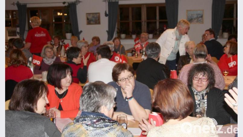 Treffen in Rot mit guter Laune: Beim Zoiglabend feiern die SPD-Frauen. Bild: fsb