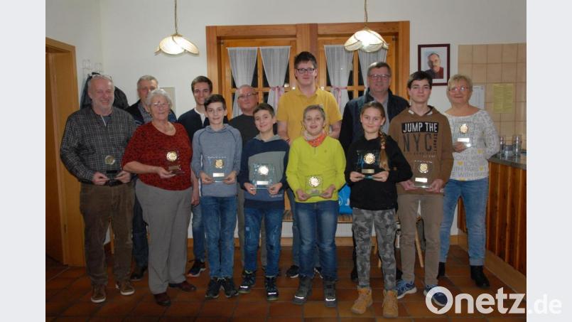 Abschluss eines erfolgreichen Jahres: die Siegerehrung der Vereinsmeister. Auch Bürgermeister Peter Braun (Dritter von rechts) gratulierte. Bild: pop