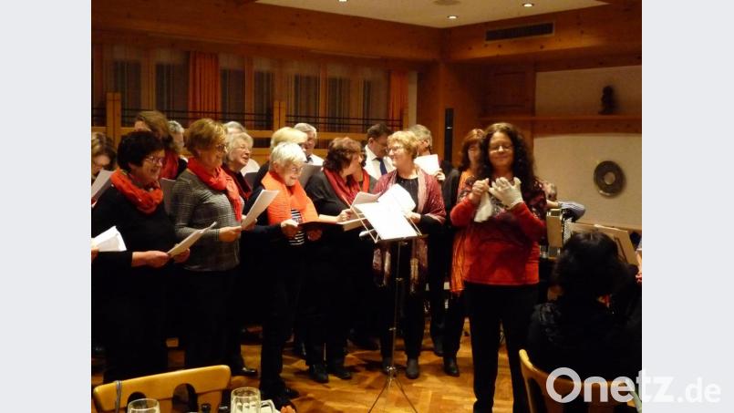 Den vorerst letzten Auftritt gab der Neuhauser Kirchenchor beim Agathafest. Hilde Pschierer schlüpfte in die Rolle des Ersatzdirigenten, und der Chor singt Texte wie &quot;Wenn nun unser Chor von Neuhaus im Nichts versinkt, bei Festen und Jubelmessen kein Lied erklingt&quot;, frei nach der Melodie von La Paloma ade. Damit drückten die Sänger zwar in lustiger Form, aber mit einer gewissen Wehmut aus, wie schade es ist, wenn die Gemeinschaft aufgelöst werden sollte. Bild: ser