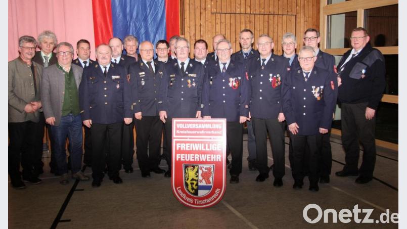 Auf die verdienten Feuerwehrleute warteten zahlreiche Auszeichnungen in Silber und Gold. Übergeben wurden sie von Kreisbrandrat Andreas Wührl (Fünfter von links). Die Ehrengäste (von links) Bürgermeister Wolfgang Braun, Landrat Wolfgang Lippert und Bürgermeister Toni Dutz sowie Bürgermeister Lothar Müller (Siebter von links) gratulierten. Bild: wro
