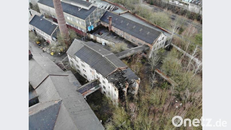 Die frühere Hofbauer-Fabrik in Altenstadt/WN gehört zu den vieldiskutierten Altlastenflächen in der Nordoberpfalz. Es kursieren mehrere Vorschläge über eine mögliche Folgenutzung nach der Sanierung – doch das dauert. Bild: Gustl Beer