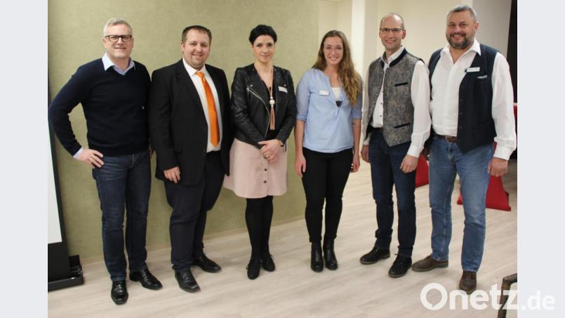 Michael Graf, Dominik Kugler (von links) und Ely Eibisch (Zweiter von rechts) ließen sich von Uwe Conrad, Johanna Kraus und Birgit Hierold (von rechts) durch das Haus „St. Antonius“ und die Tagespflege führen. Bild: exb