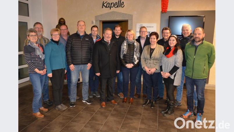 Eine SPD-Delegation um Bürgermeisterkandidat Johann Brandl (Siebter von links) und Landratskandidat Thomas Döhler (Fünfter von links) besuchte das Phönix-Senioren- und Pflegezentrum in Mitterteich. Einrichtungsleiterin Mihaela Rupp (Fünfte von rechts) lieferte umfassende Informationen. Bild: jr