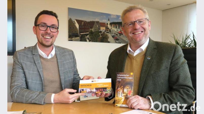 Tourismusbüro-Leiter Johannes Lohrer (links) überreichte Oberbürgermeister Andreas Feller (rechts) die neue Broschüre mit den Schwandorfer Themenführungen und auch gleich einen Gutschein für eine Teilnahme dazu. Bild: Hirsch
